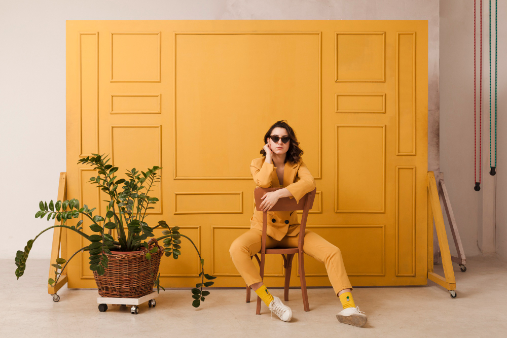 Как использовать сплошной цвет в сочетании с простой мебелью