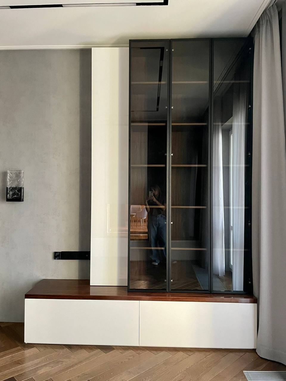 Современная спальня из глянцевого шпона