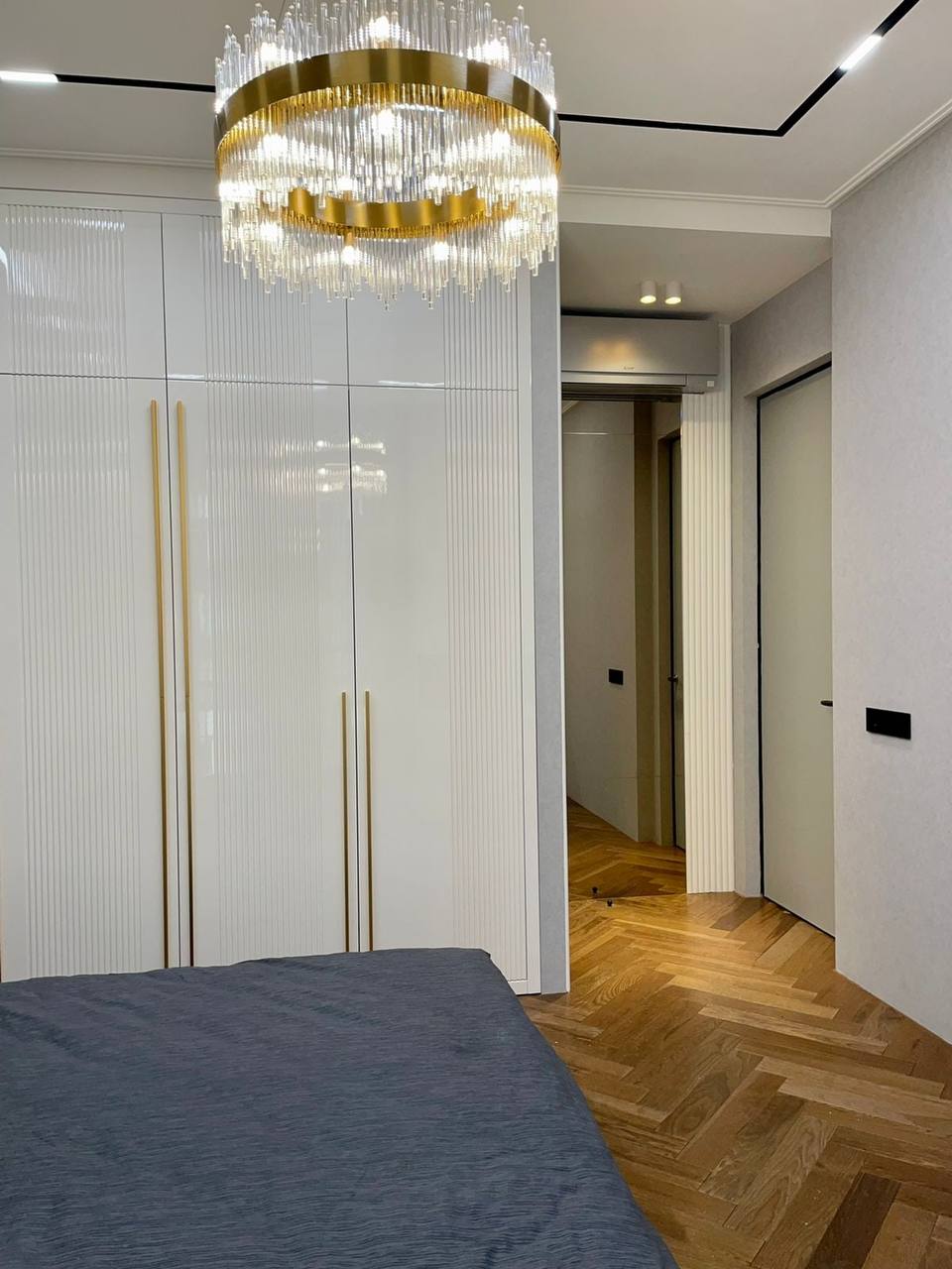 Белая спальня с рифленными  фасадами